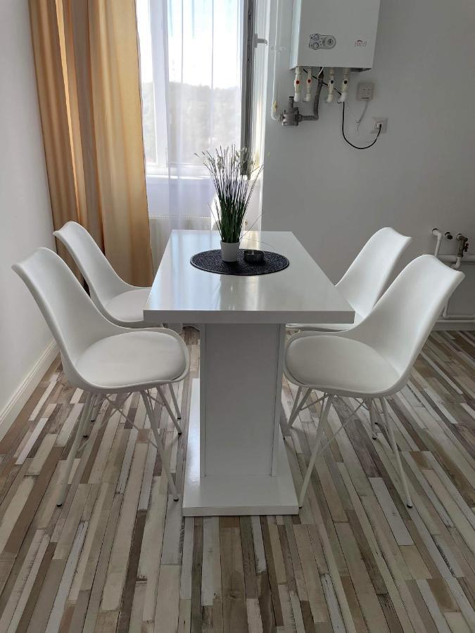Appartamento White One Petroşani Esterno foto